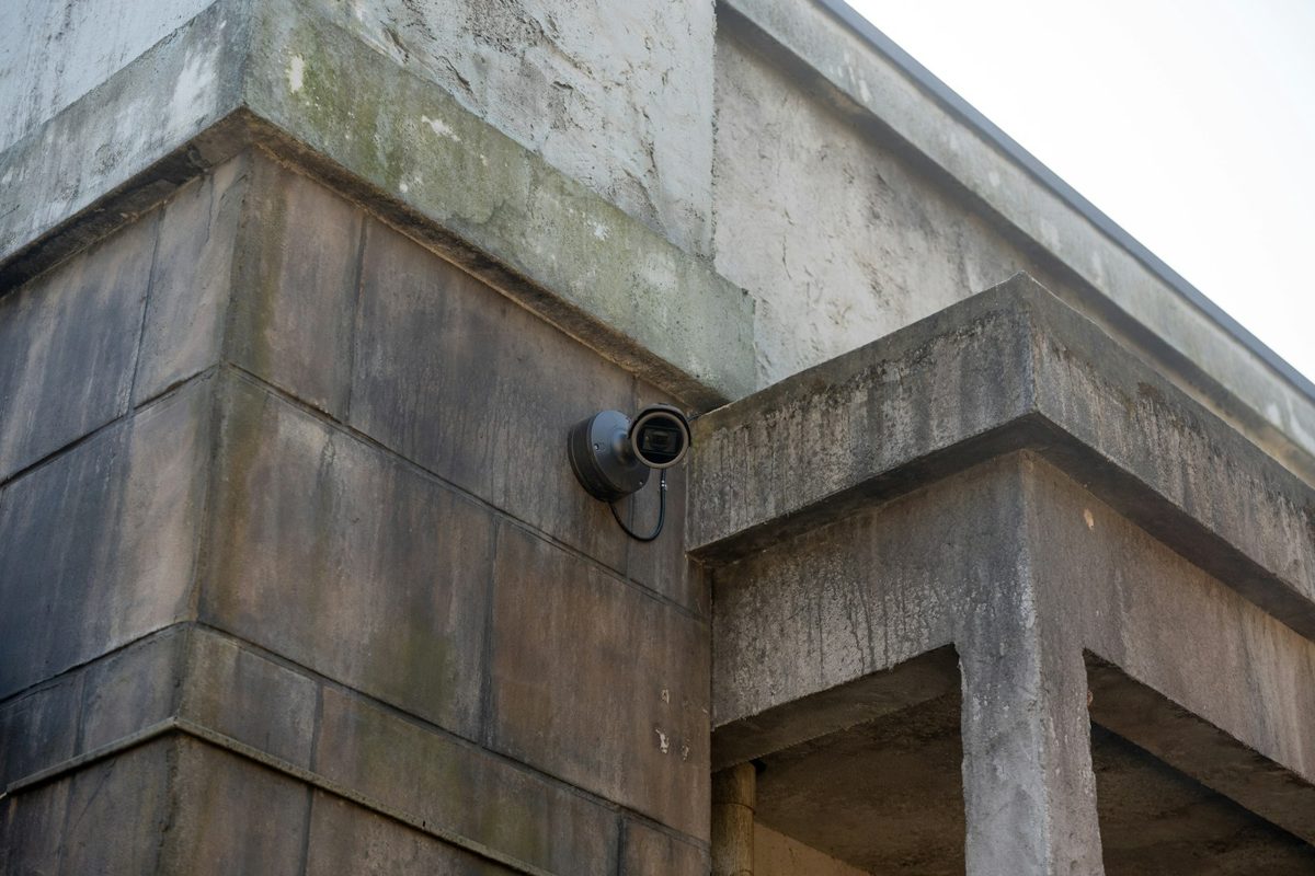 Deux caméras de surveillance fixées à l'angle d'un mur extérieur