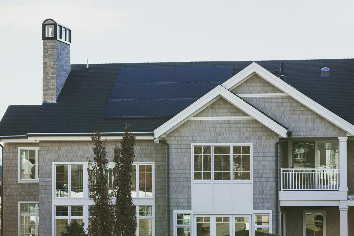 Panneaux solaires photovoltaïques installés sur le toit d'une maison individuelle