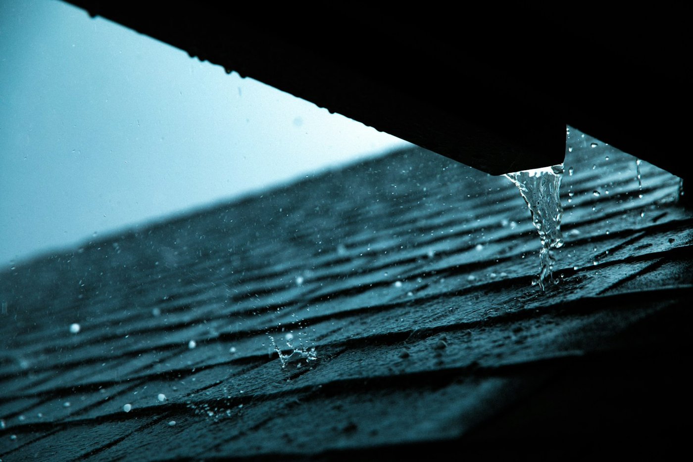 Gouttière collectant l'eau de pluie sur une maison