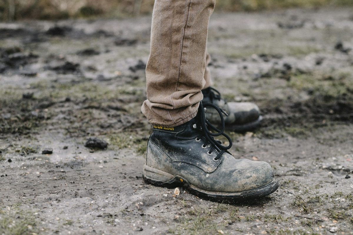 Chaussures de sécurité de travail posées sur un chantier