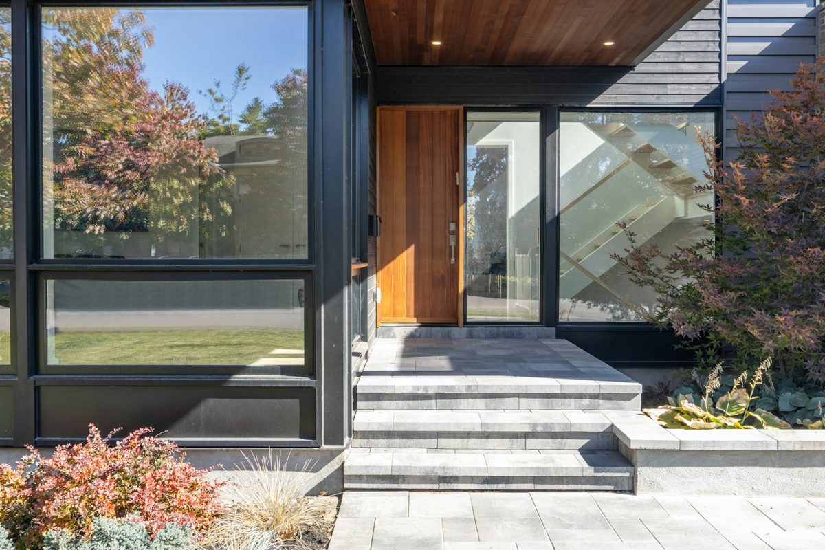 Porte d'entrée en bois sur la façade d'une maison