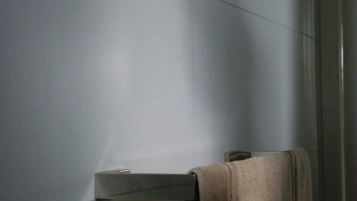 habiller un mur de salle de bain — Habiller un mur de salle de bain : comprendre et agir