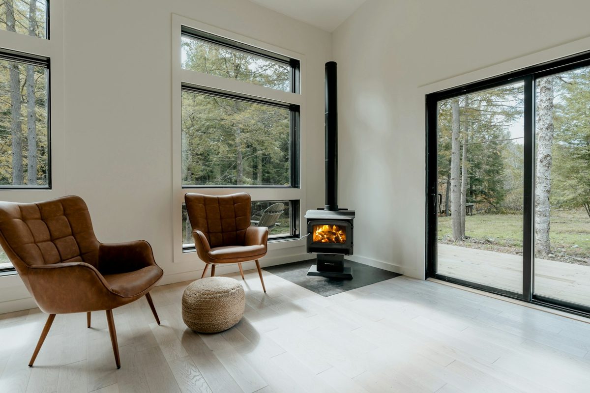 Poêle à bois design dans un salon contemporain