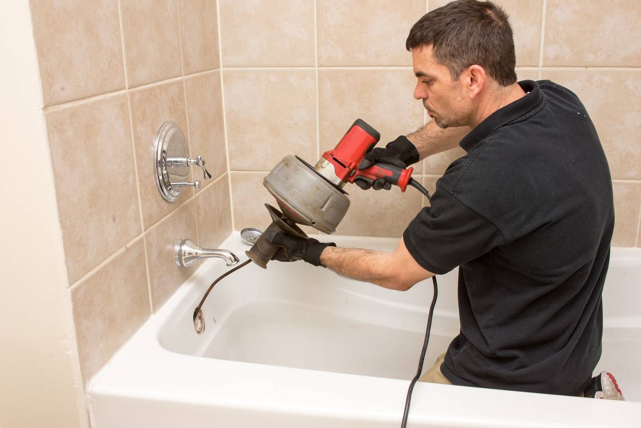 Comment un plombier débouche une canalisation ?