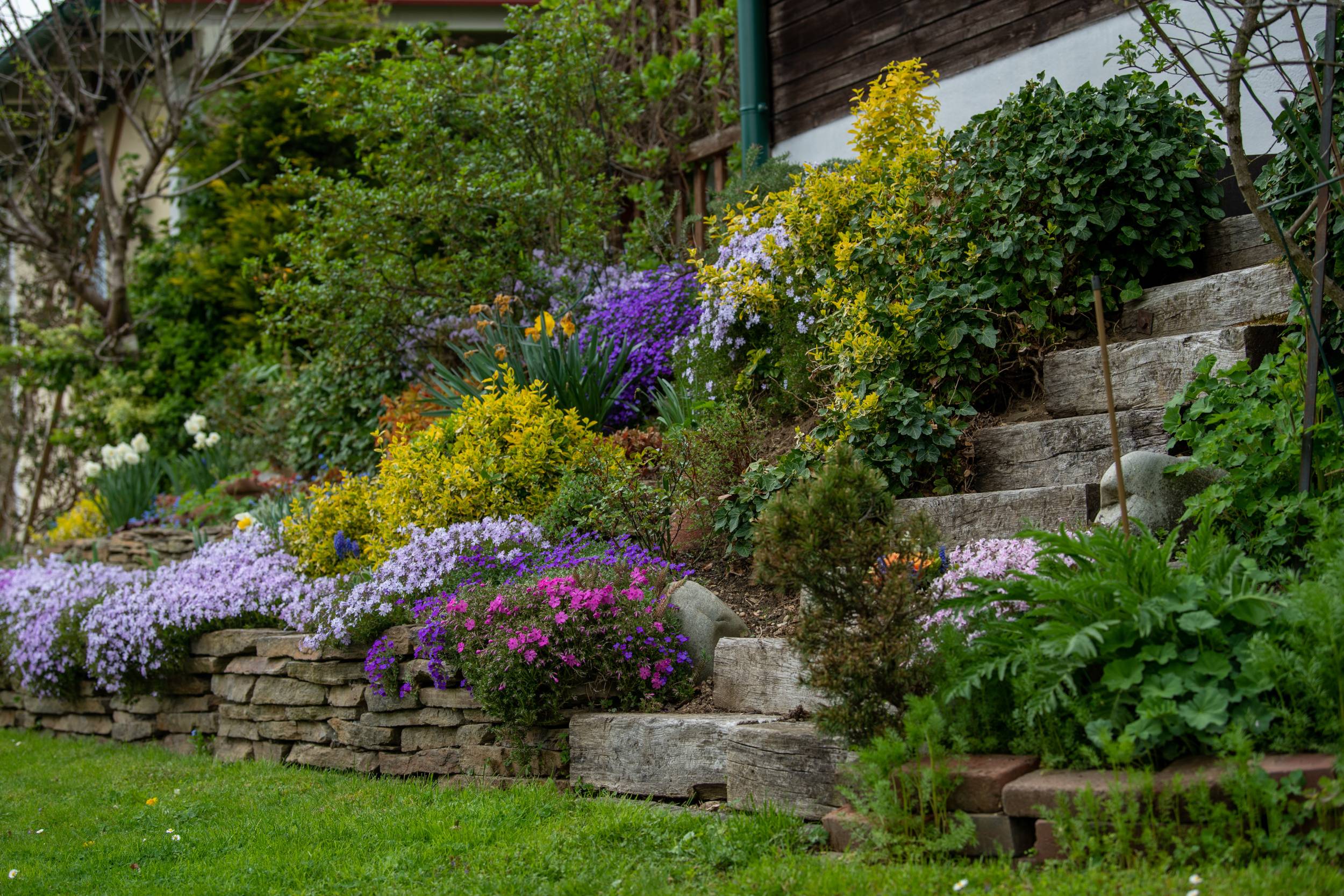 Comment aménager un jardin en pente ?